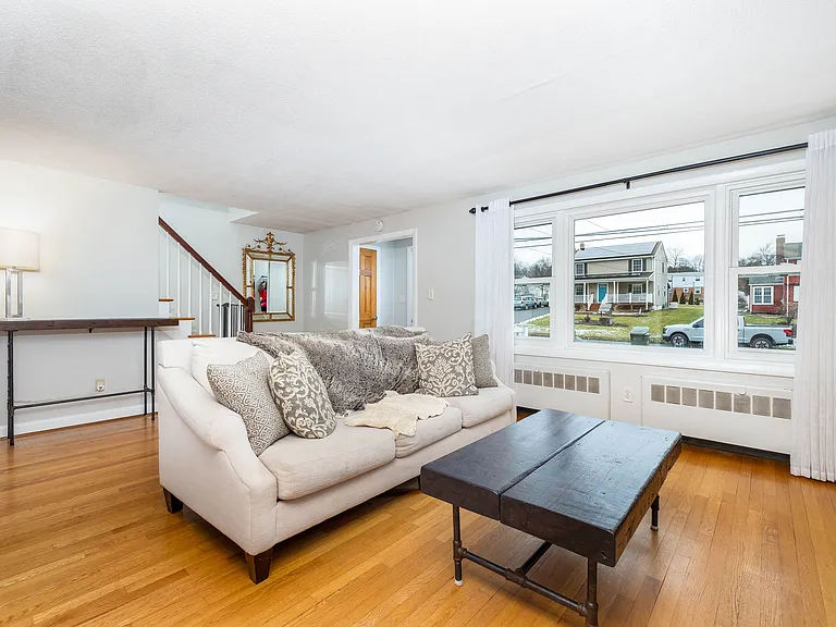 31 Stoddard Ave — Photo 6