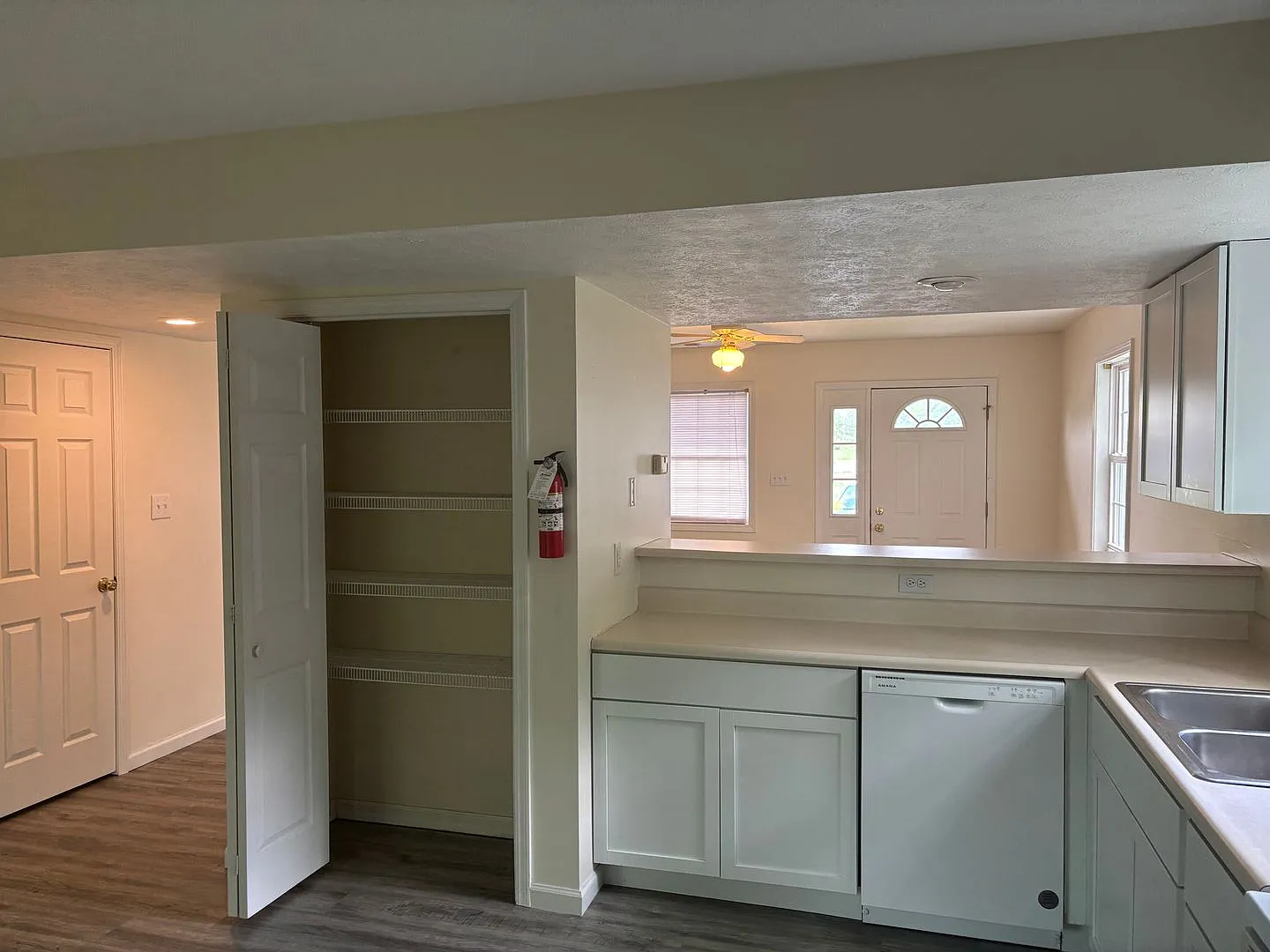 Townhome: 3 Bedroom 2.5 bath — Photo 4