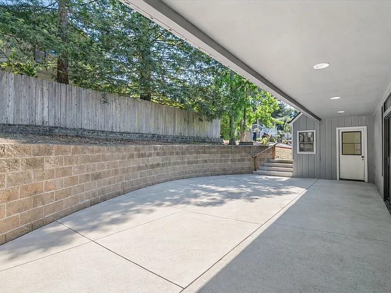 561 Luneta Dr — Photo 10