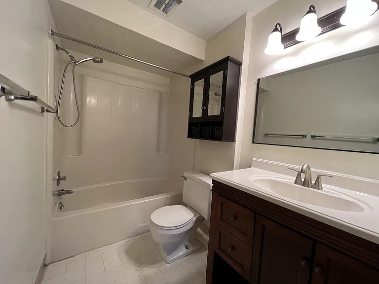 Carriage Hill Apartments — Photo 18