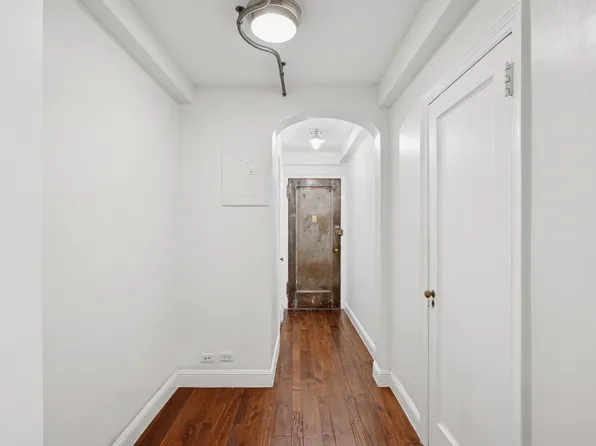 424 East 52nd Street image 12 of 16