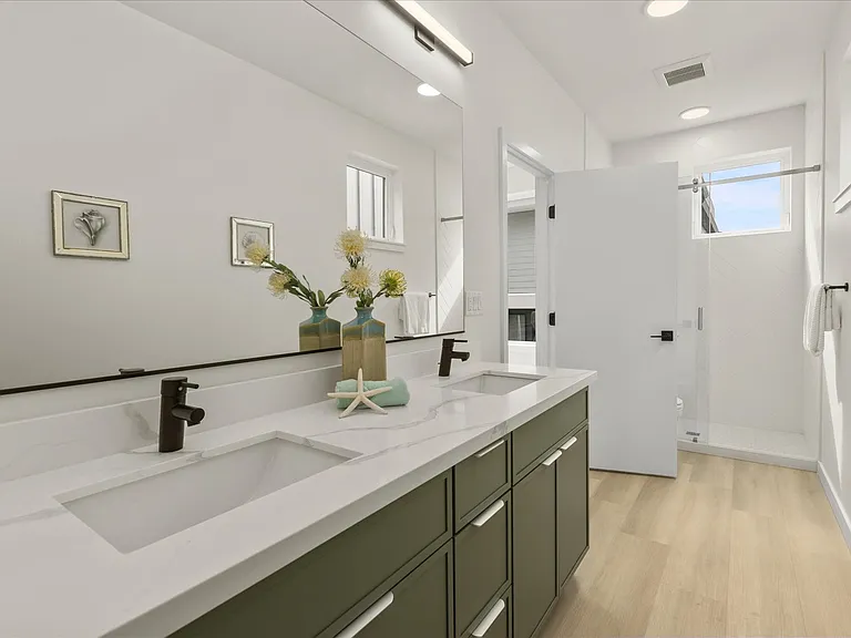 255 E Louisa St — Photo 11