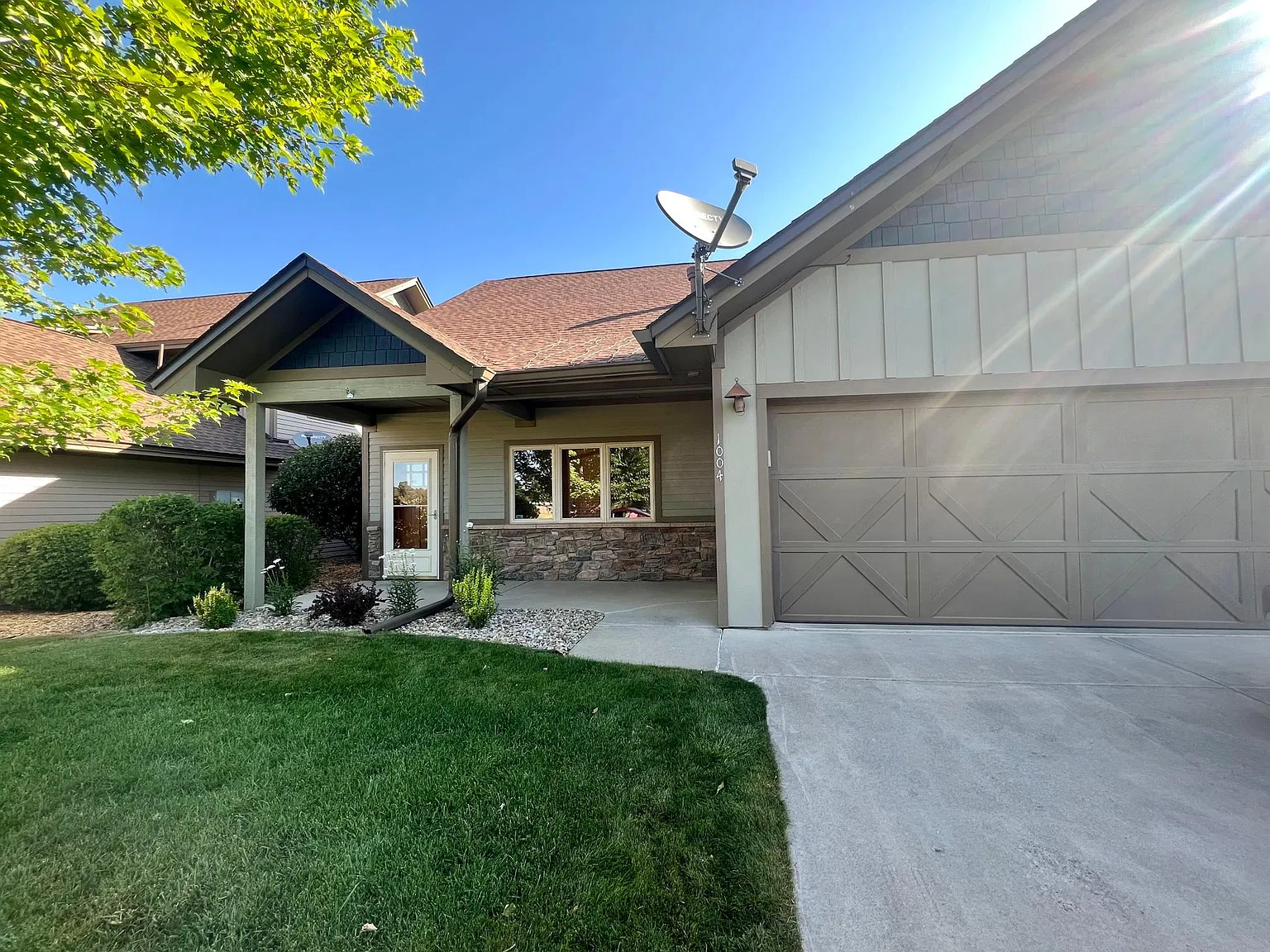 135 Eaton Dr — Photo 2