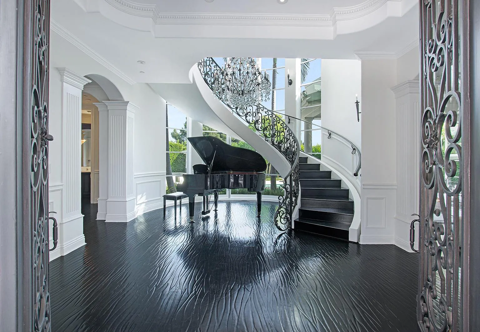 1124 Marilyn Dr — Photo 3