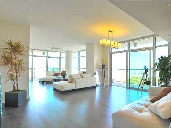 4th image of 13650 Marina Pointe Dr Unit 907