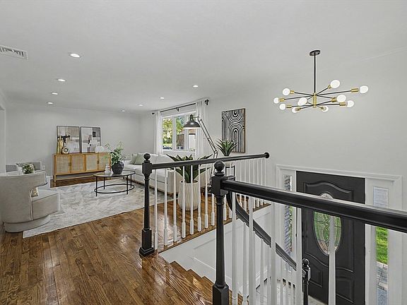 3rd image of 25 Cynthia Rd