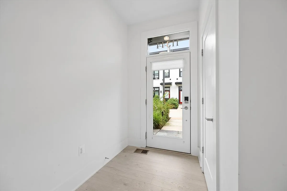 3 bed, 1912 sqft, $6,200 — Photo 3
