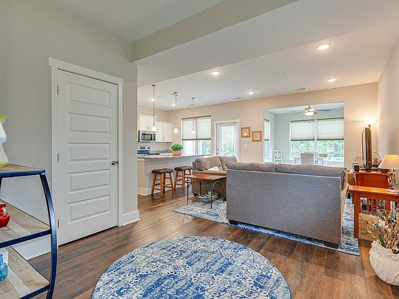 4th image of 6043 Hillside Ln