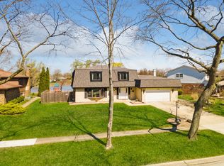 7202 Emerson Dr, Darien, IL