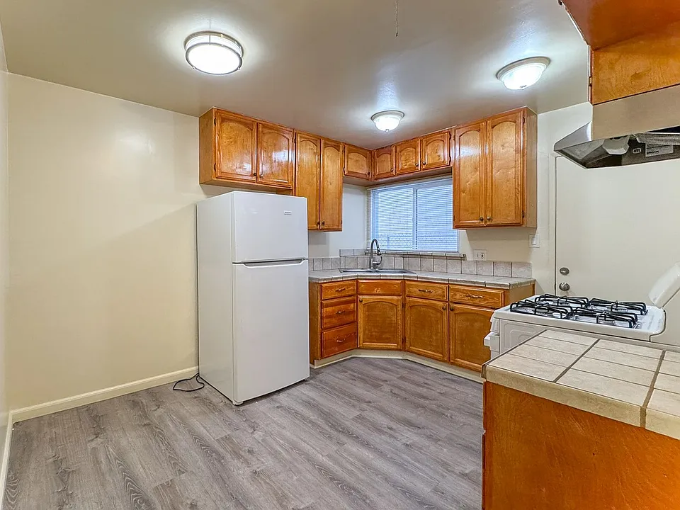 4253 1/2 S Centinela Ave