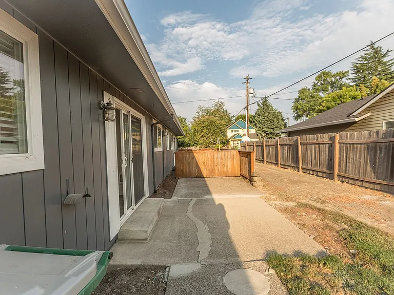 822 S Columbia St — Photo 8