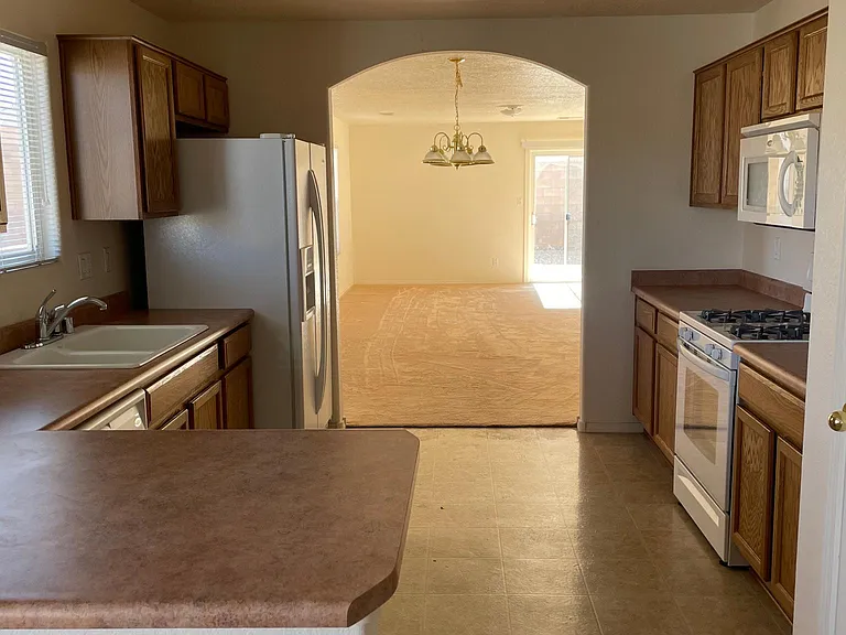 1905 San Pedro Rd NE — Photo 3