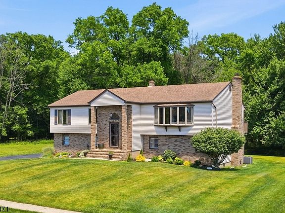 3rd image of 383 Talbot Dr