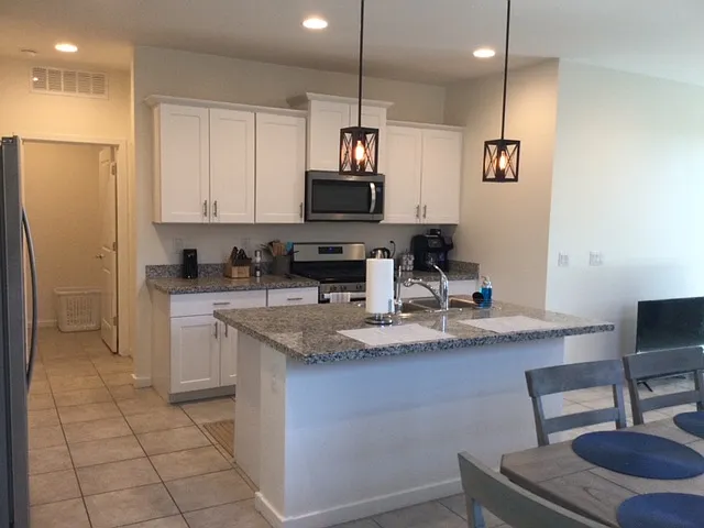 3 bed, 1327 sqft, $2,500 — Photo 2