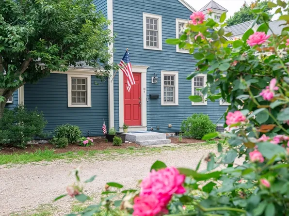 18 County St APT 4, Ipswich, MA 01938