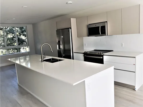 2555 193rd St, Miami, FL