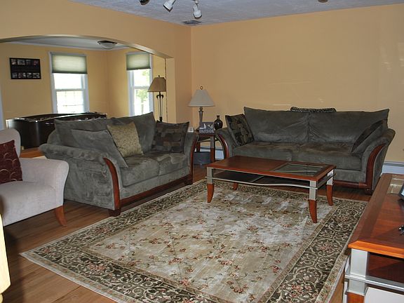 5th image of 275 S Park Dr