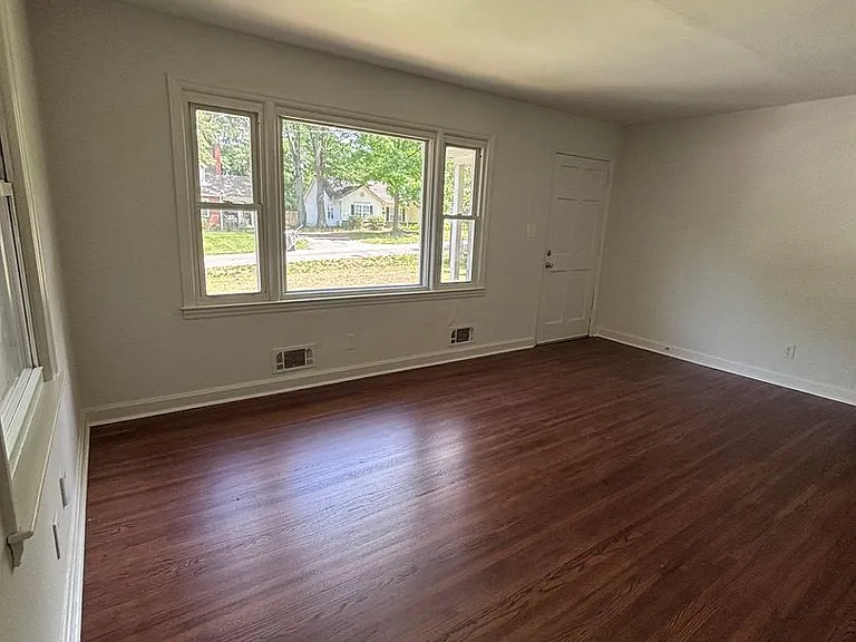 924 Crestmere St — Photo 7