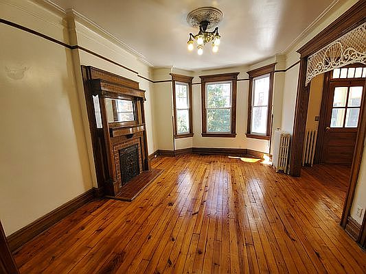 1st image of 647 E 7th St #2
