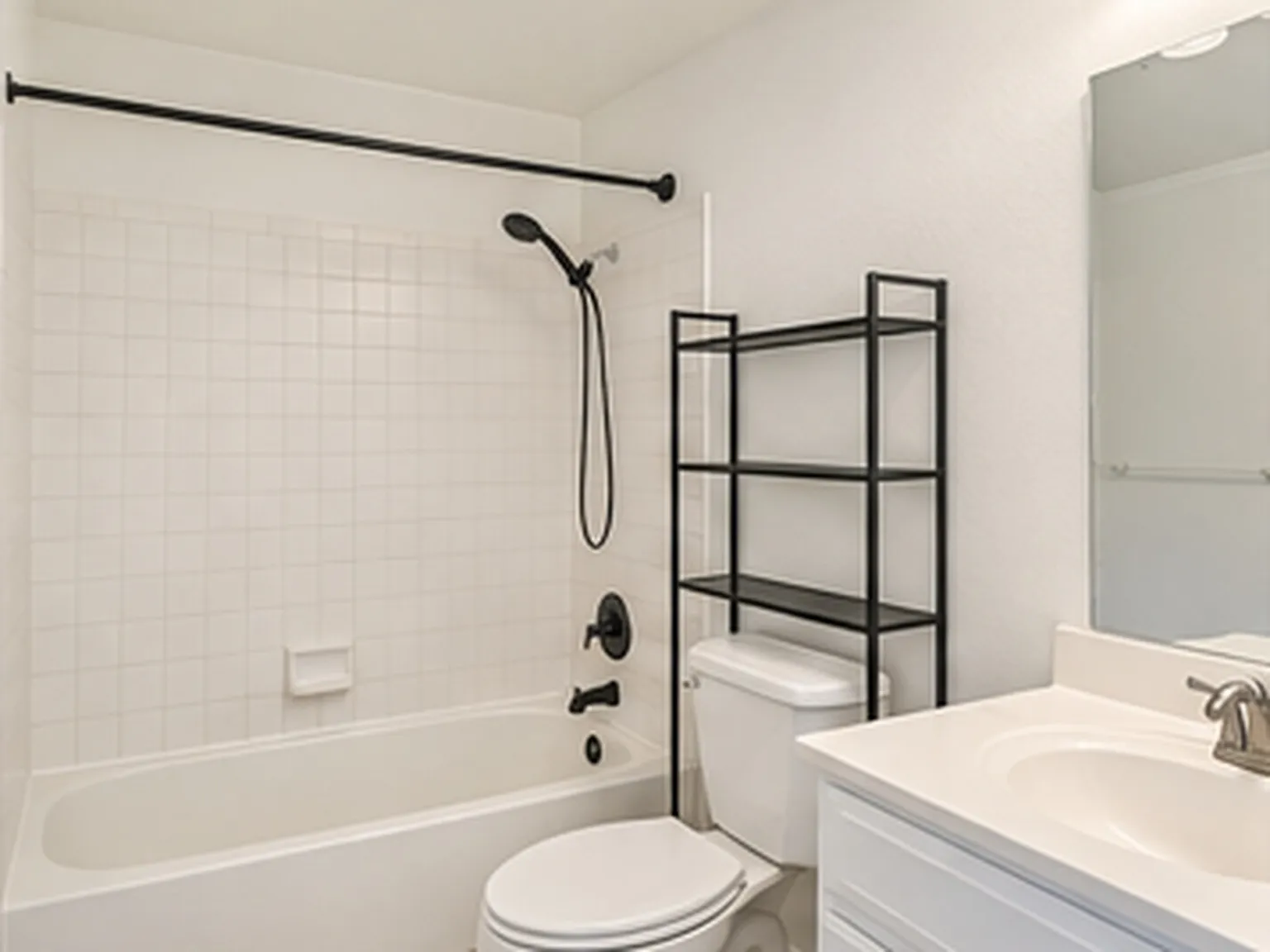 1 bed, 744 sqft, $1,250 — Photo 3