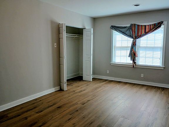 4th image of 509 Burbank St