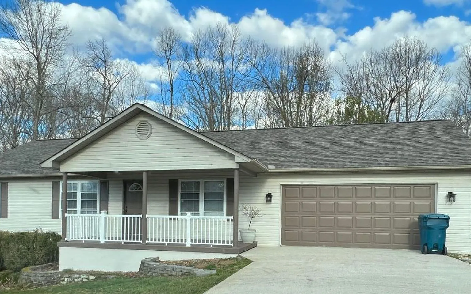 In Town Convenience * Available For A 12 Month Lease* — Photo 1