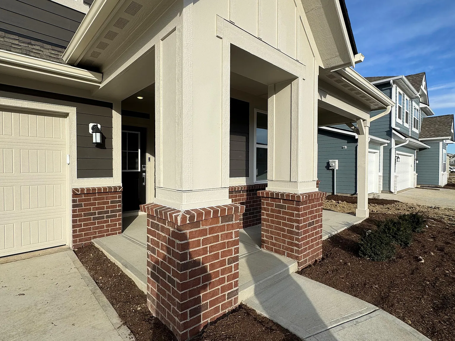 5 bed, 2856 sqft, $2,600 — Photo 2