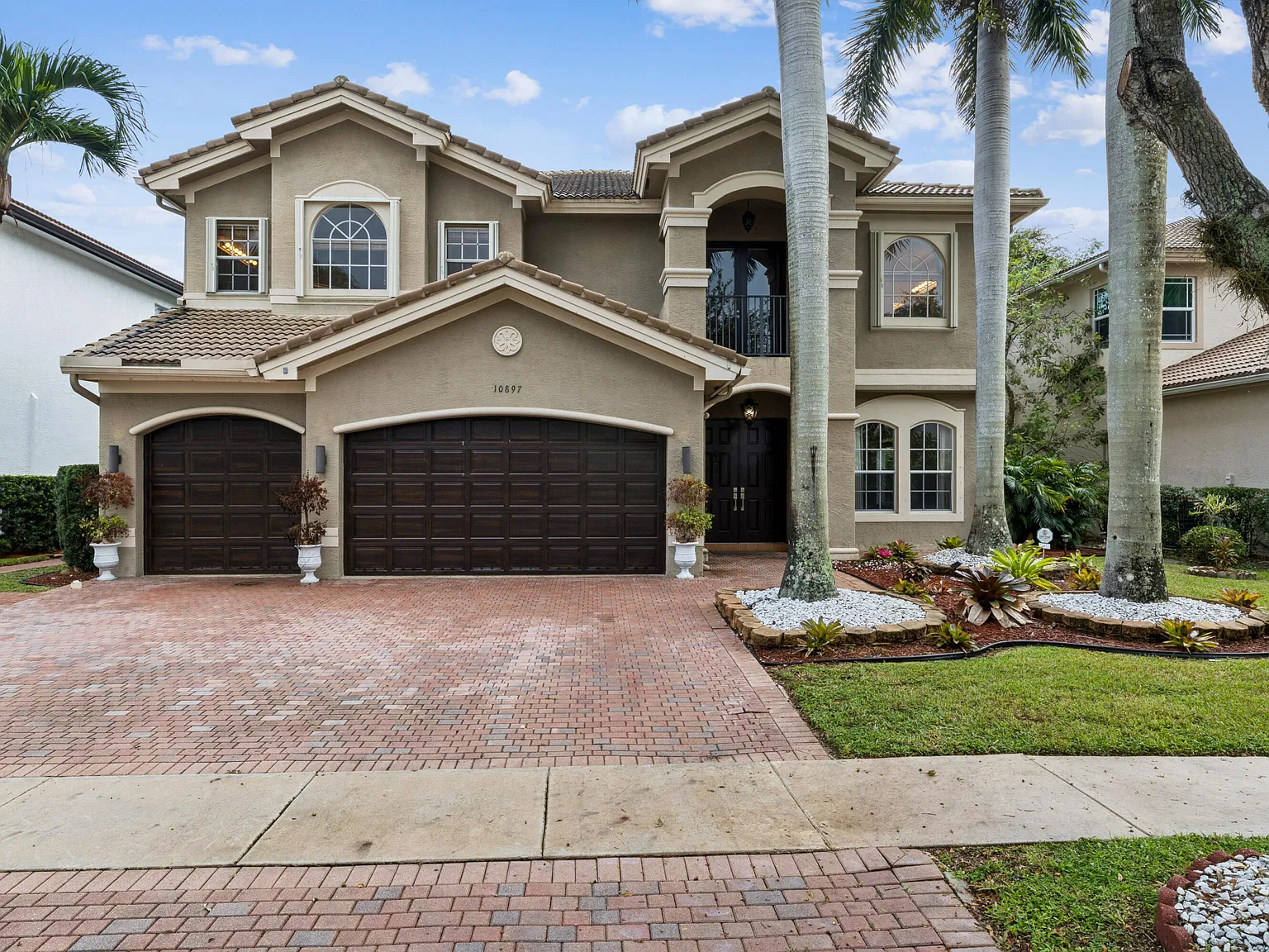 5 bed, 4.0 bath, 4077 sqft, $8,500 — Photo 3