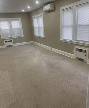 4th image of 1554 Moffitt Ave