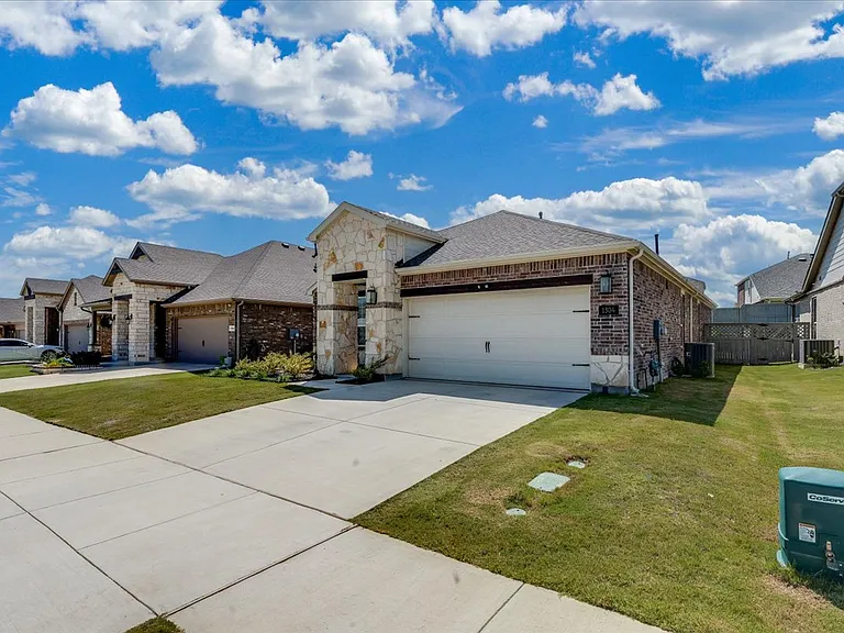 1304 Starling St — Photo 3