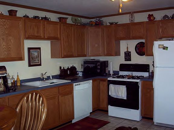BEAUTIFUL NEWER KITCHEN WITH APPLIANCES