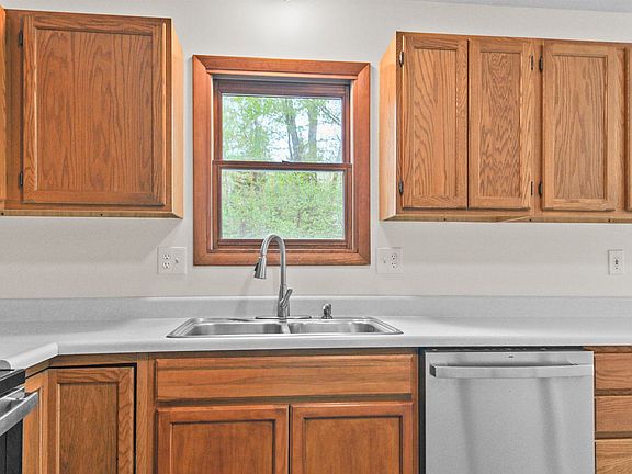 5th image of 142 Fern Ave