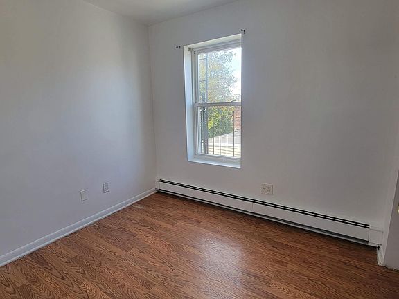 5th image of 650 E 221st St Floor 3