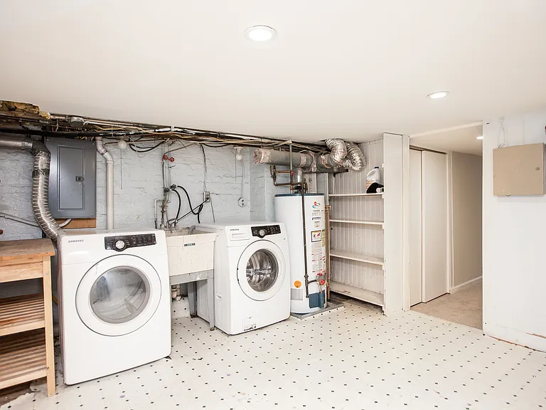 washer/dryer (laundry room)