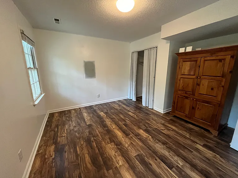 Downstairs bedroom, second view