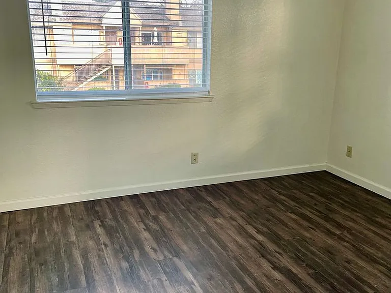 Hollister Apartment Complex — Photo 6