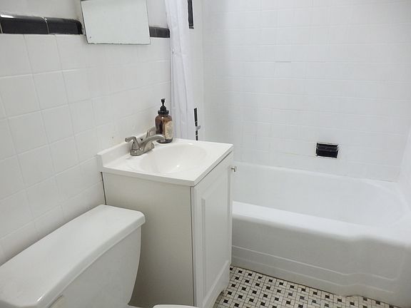 5th image of 415 W 47th St #1C