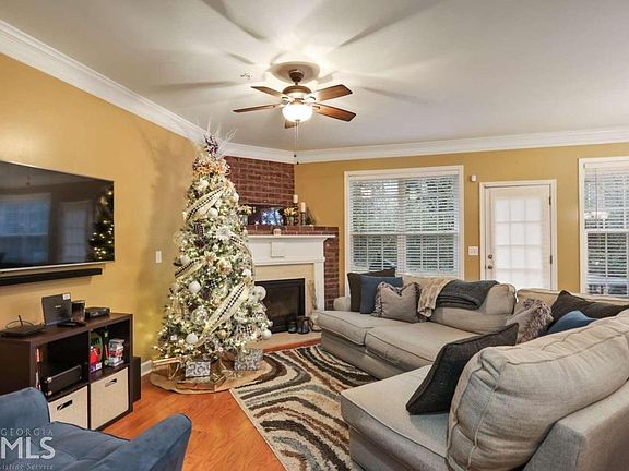 5th image of 690 Surrey Park Pl
