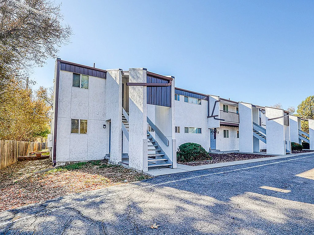 Elk Mountain Apartments — Photo 1