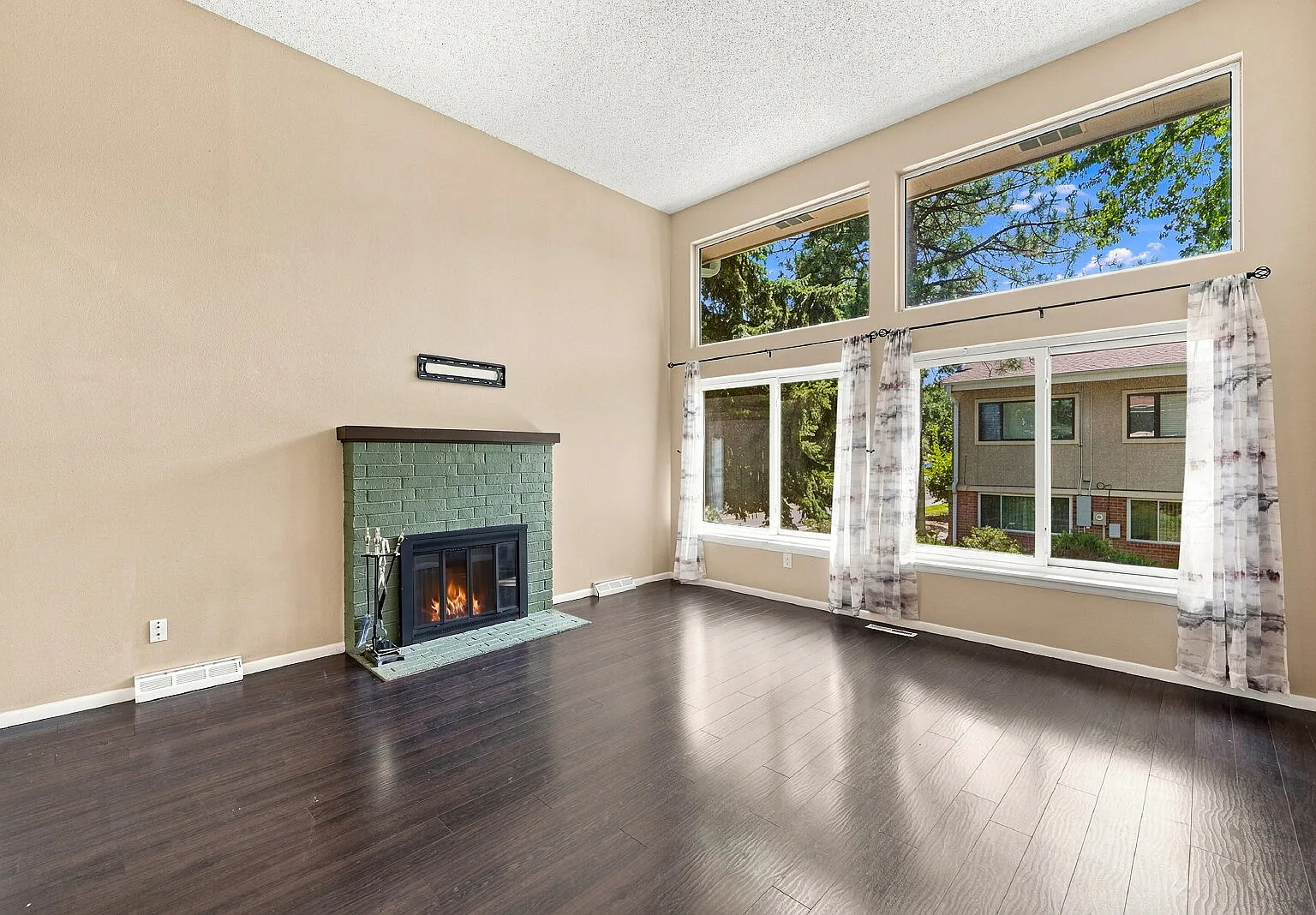 3 bed, 2.0 bath, 1825 sqft, $2,796 — Photo 3