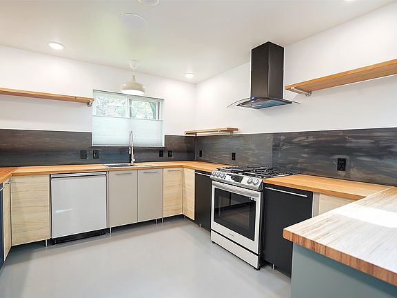 5th image of 105 Burlington Ave