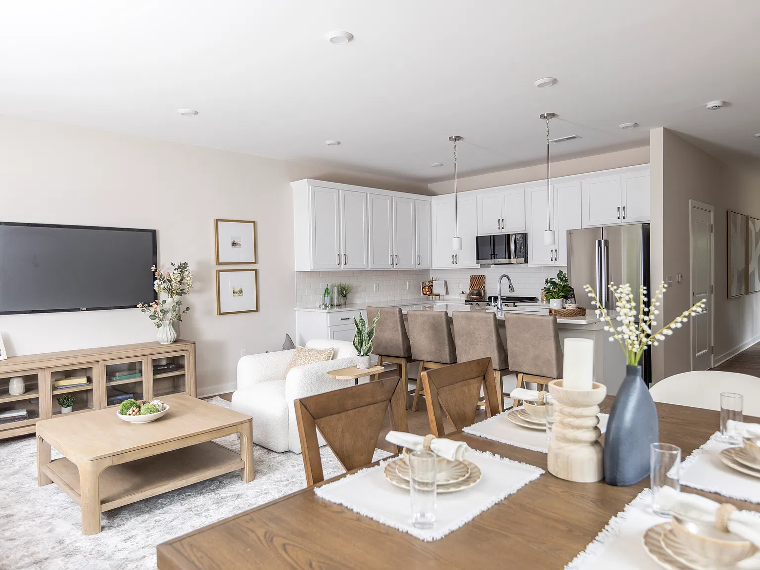 3 bed, 2.5 bath, 1710 sqft, $2,400 — Photo 3