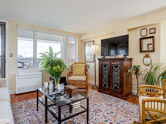 3rd image of 715 Chandlers Wharf #715
