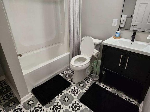 3rd image of 321 S Tuxedo Dr