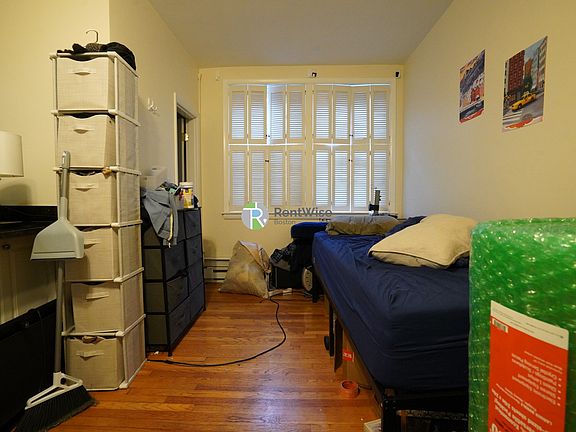 3rd image of 529 Beacon St APT 14