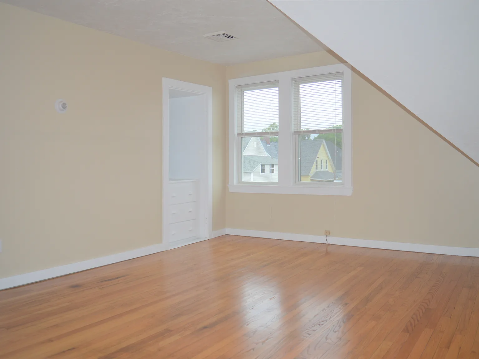 4 bed, 1100 sqft, $3,140 — Photo 3