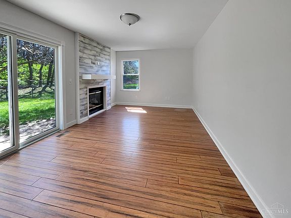 3rd image of 123 Deerview Ct