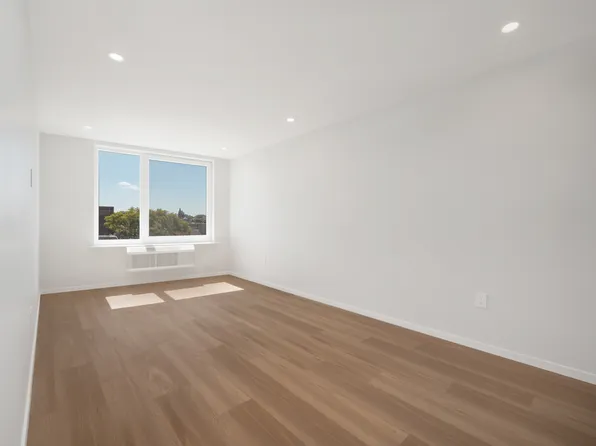 83-07 Queens Boulevard image 3 of 5