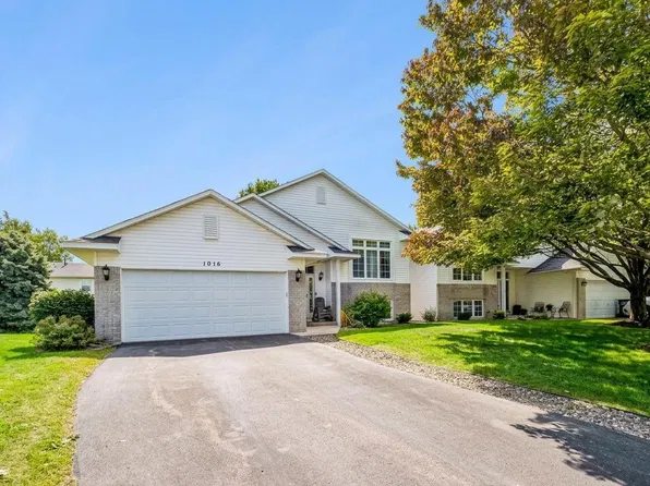 1016 Lilac Ct, Shakopee, MN 55379