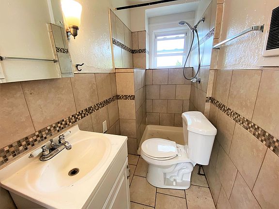 4th image of 5622 Stanton Ave #6